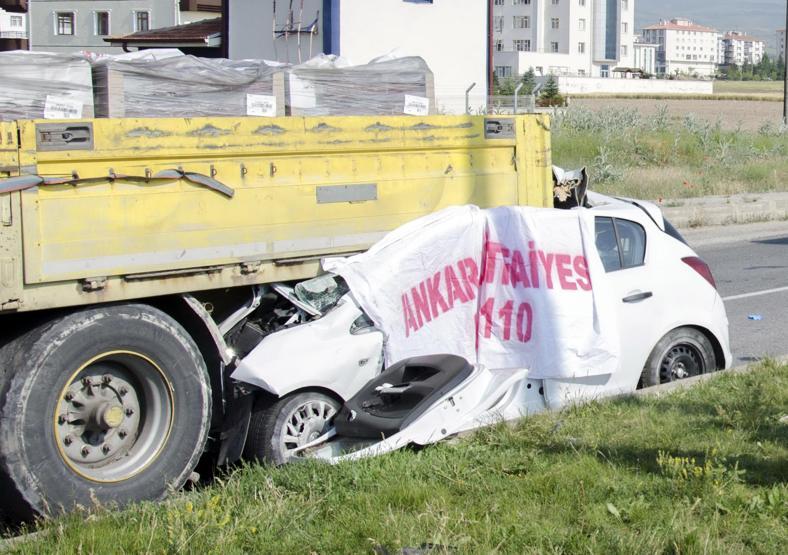 Atanma belgesi alma için yola çıktı: Aynı aileden 3 ölü, 1 ağır yaralı