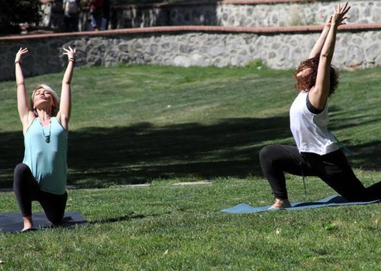 Gülin İyigün yoga dersi verdi