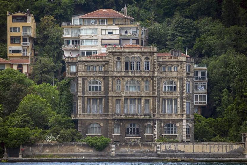 Boğazın incisi yalılar zamana direniyor