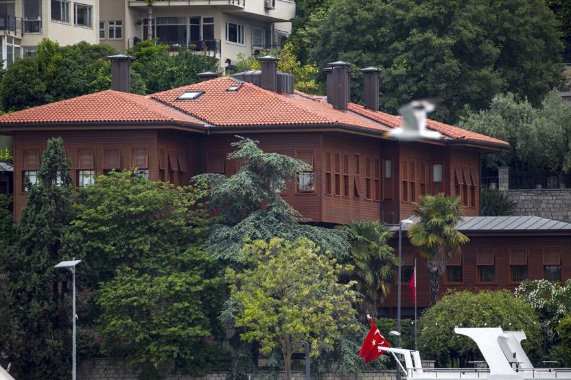 Boğazın incisi yalılar zamana direniyor