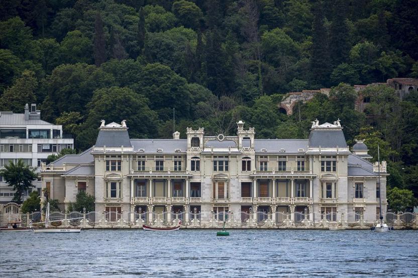 Boğazın incisi yalılar zamana direniyor