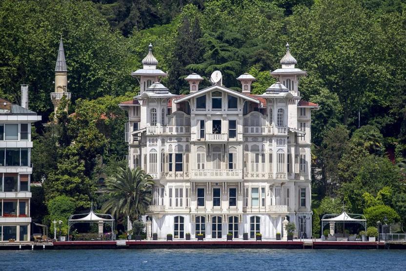 Boğazın incisi yalılar zamana direniyor