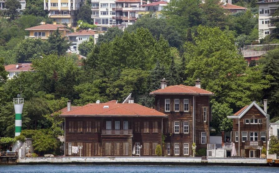 Boğazın incisi yalılar zamana direniyor