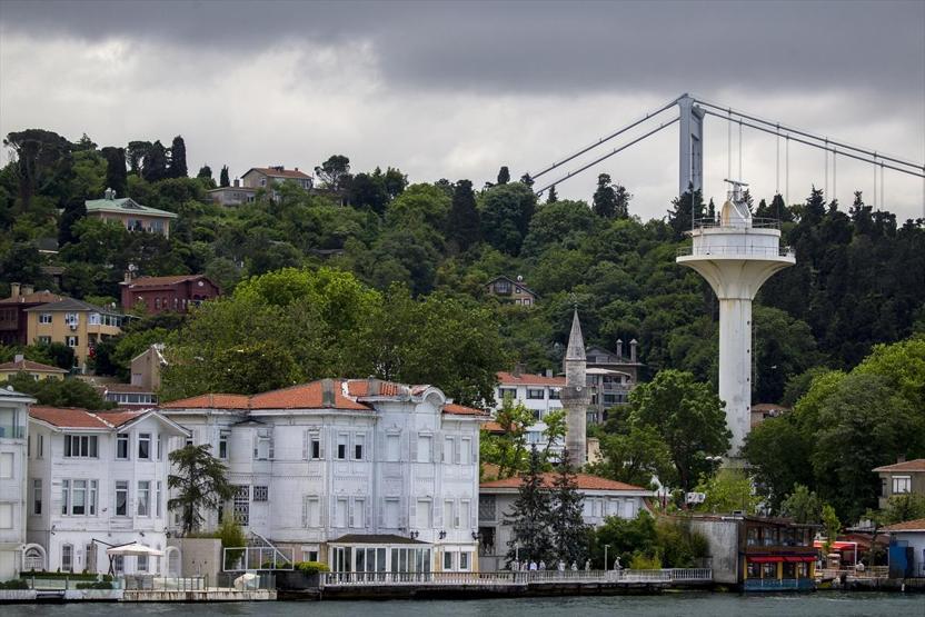 Boğazın incisi yalılar zamana direniyor