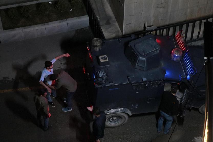 Hakkaride gençler kavga etti, polis yaralandı