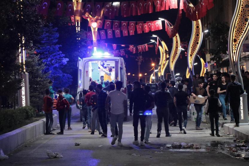 Hakkaride gençler kavga etti, polis yaralandı