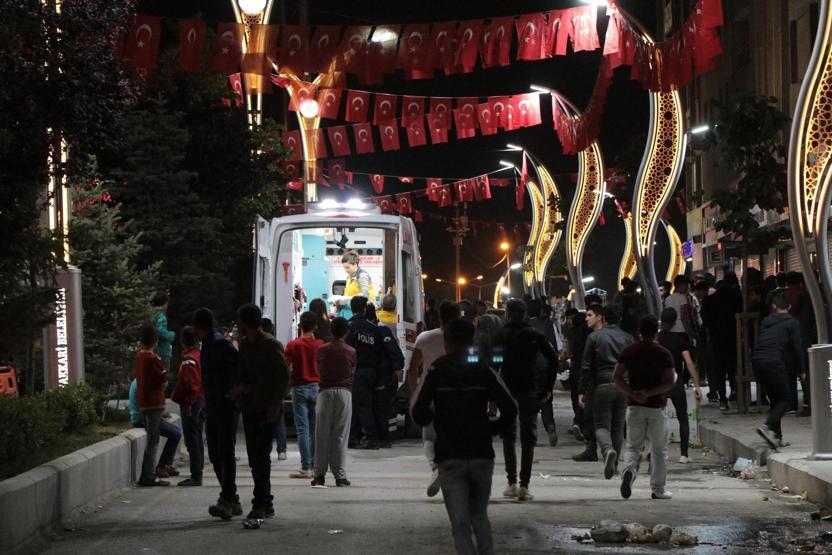 Hakkaride gençler kavga etti, polis yaralandı