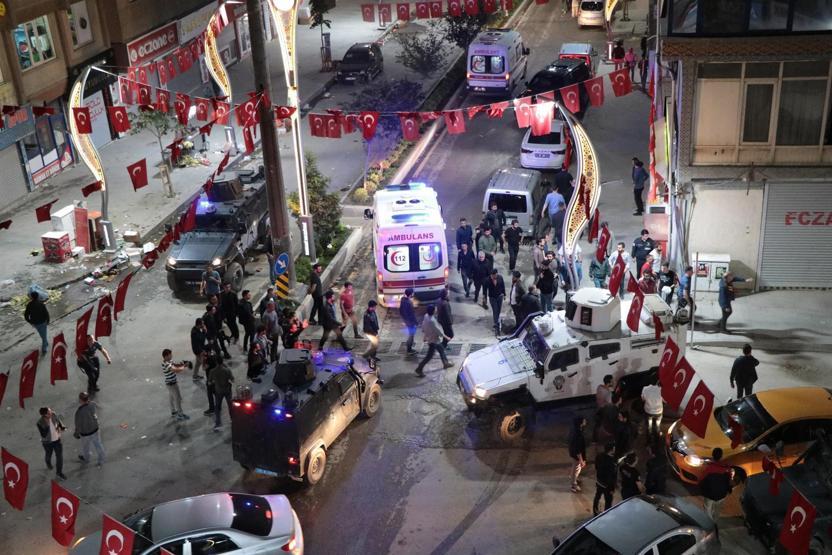 Hakkaride gençler kavga etti, polis yaralandı
