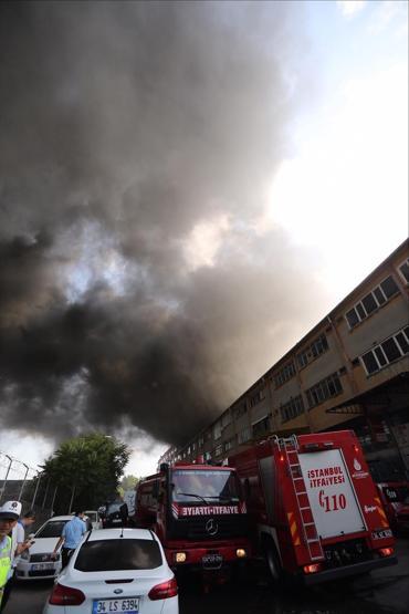 Son Dakika... İstanbulda iplik fabrikasında büyük yangın
