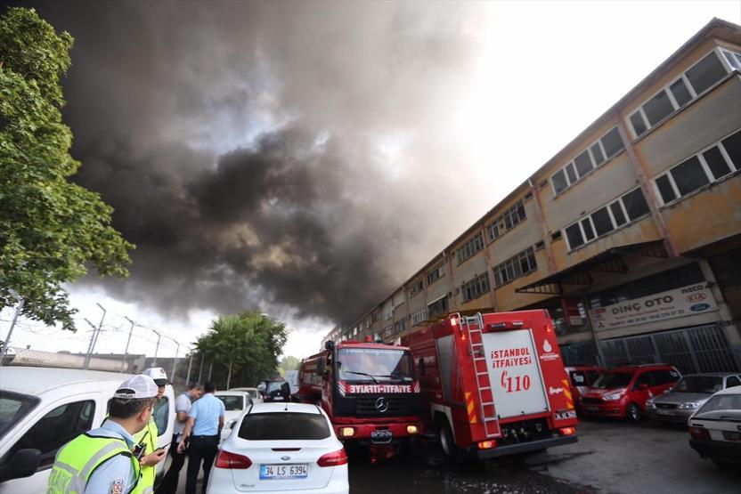 Son Dakika... İstanbulda iplik fabrikasında büyük yangın