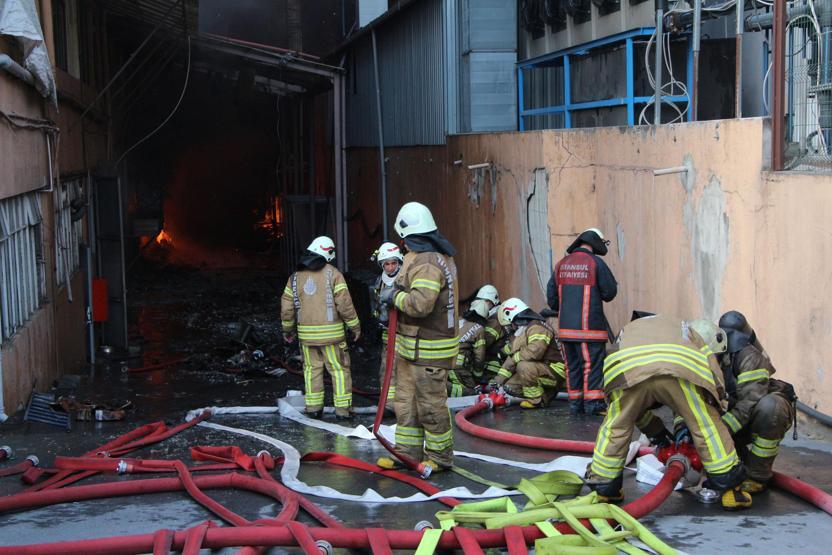 Son Dakika... İstanbulda iplik fabrikasında büyük yangın