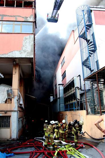 Son Dakika... İstanbulda iplik fabrikasında büyük yangın