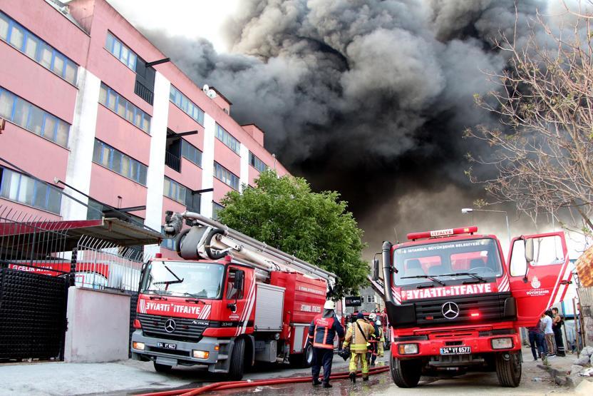 Son Dakika... İstanbulda iplik fabrikasında büyük yangın