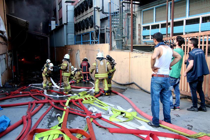 Son Dakika... İstanbulda iplik fabrikasında büyük yangın