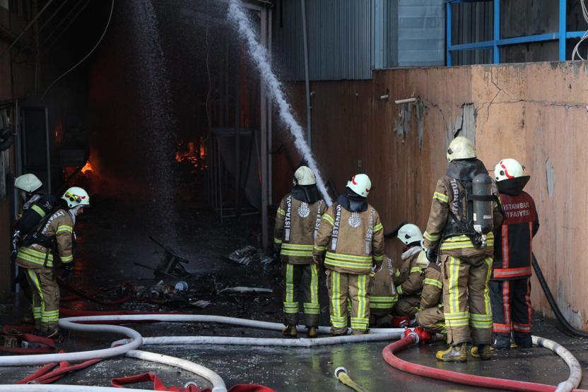 Son Dakika... İstanbulda iplik fabrikasında büyük yangın