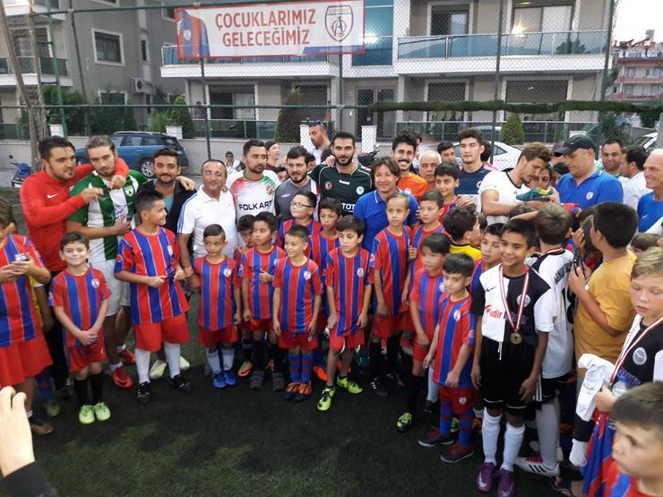 Fenerbahçeli Salih Uçan 48 çocuk futbolcuyla maç yaptı