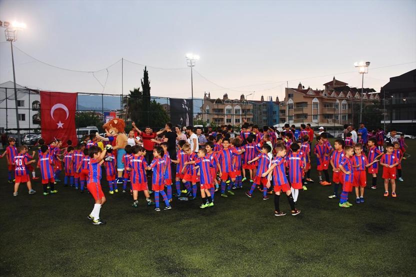Fenerbahçeli Salih Uçan 48 çocuk futbolcuyla maç yaptı