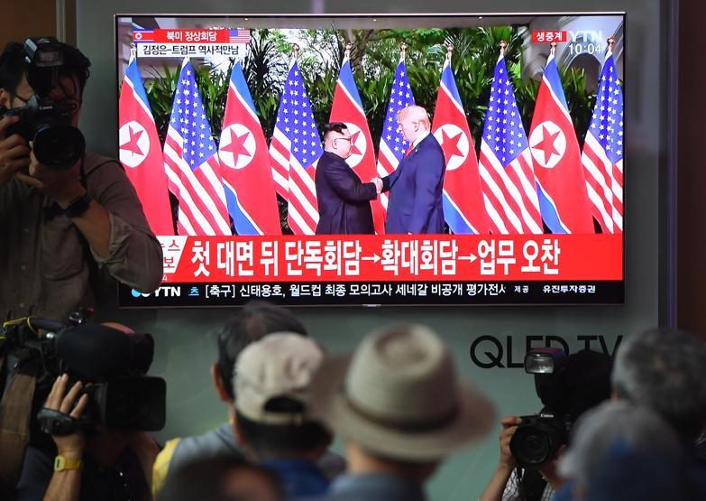 Singapurda tarihi zirve: Trump ve Kim Jong-un imzayı attı