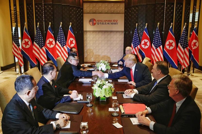 Singapurda tarihi zirve: Trump ve Kim Jong-un imzayı attı