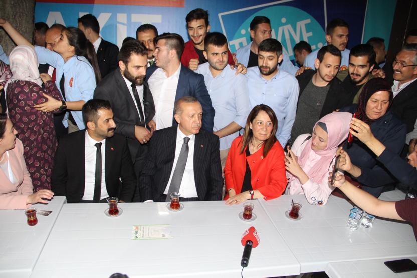 Cumhurbaşkanı Erdoğandan kıraathane ziyareti