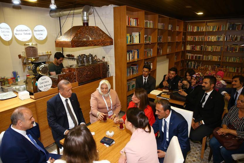 Cumhurbaşkanı Erdoğandan kıraathane ziyareti