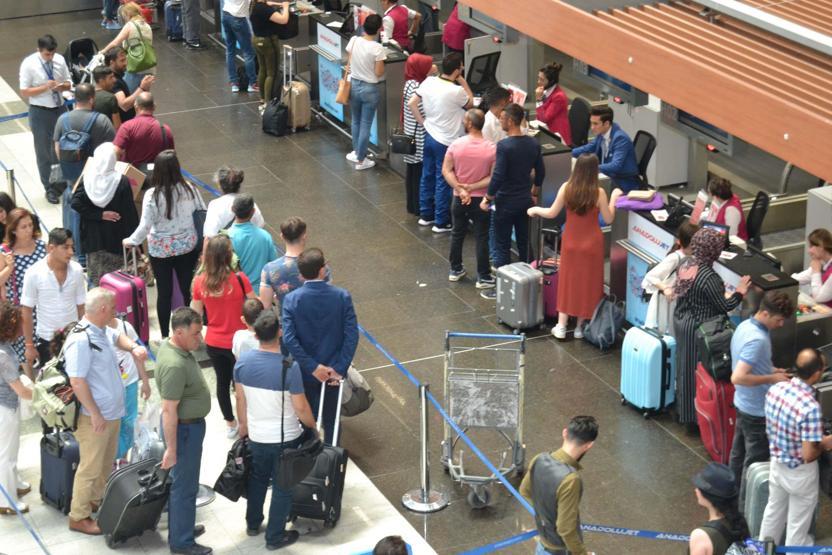 İstanbul boşalıyor: Sabiha Gökçende bayram yoğunluğu