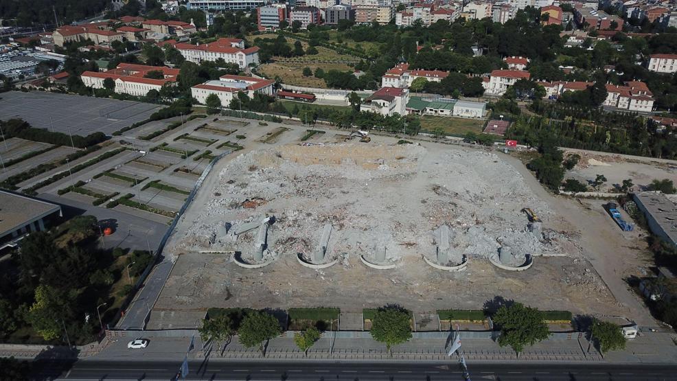 Abdi İpekçi Spor Salonundan geriye sadece molozları kaldı