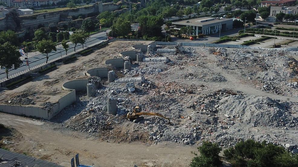 Abdi İpekçi Spor Salonundan geriye sadece molozları kaldı