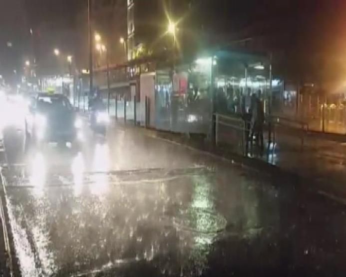 İstanbulda geceyi şimşekler aydınlattı
