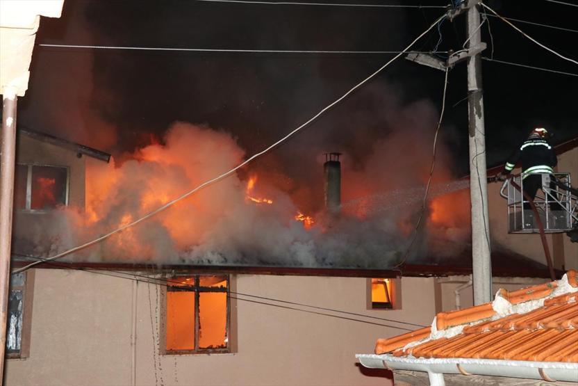 Boluda büyük yangın: İki katlı 3 ev kül oldu