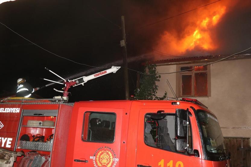 Boluda büyük yangın: İki katlı 3 ev kül oldu