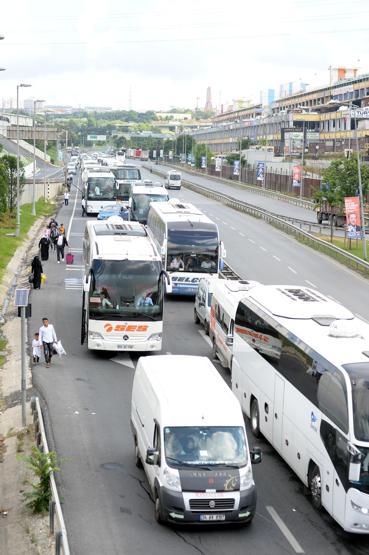 Bayram dönüşü otogarda yoğunluk: Yürüyerek gittiler
