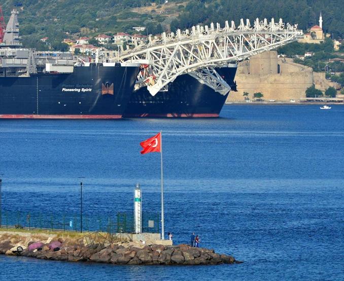 Dünyanın en büyük inşaat gemisi Çanakkale Boğazından geçti