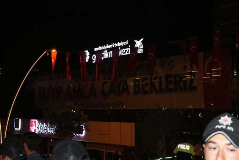 Cumhurbaşkanı Erdoğan çay pankartını görünce gençleri kırmadı