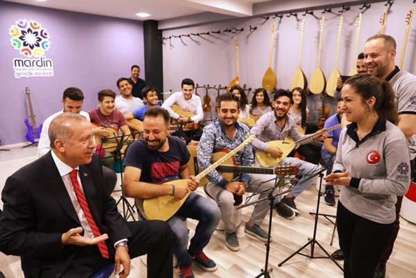 Cumhurbaşkanı Erdoğan çay pankartını görünce gençleri kırmadı