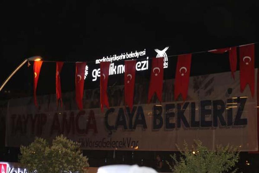 Cumhurbaşkanı Erdoğan çay pankartını görünce gençleri kırmadı