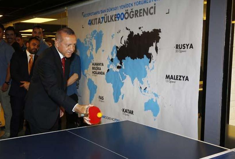 Cumhurbaşkanı Erdoğan çay pankartını görünce gençleri kırmadı