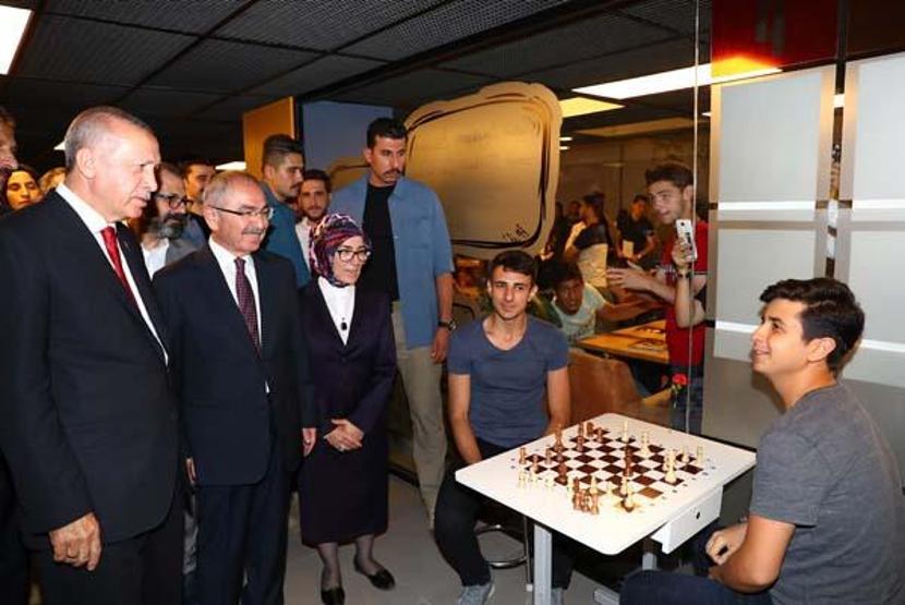 Cumhurbaşkanı Erdoğan çay pankartını görünce gençleri kırmadı