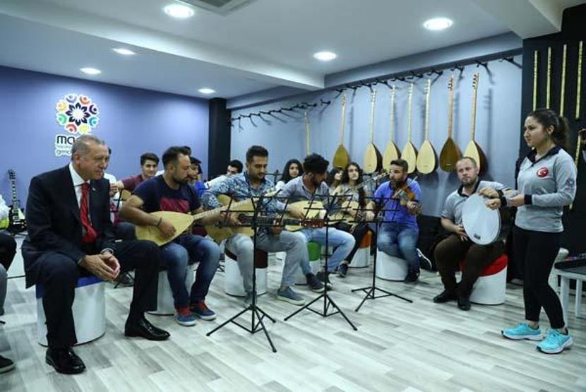 Cumhurbaşkanı Erdoğan çay pankartını görünce gençleri kırmadı