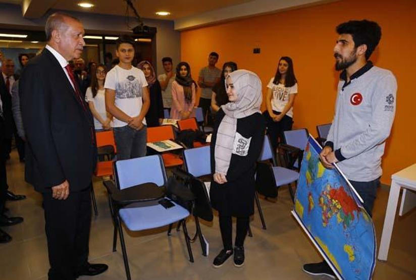 Cumhurbaşkanı Erdoğan çay pankartını görünce gençleri kırmadı