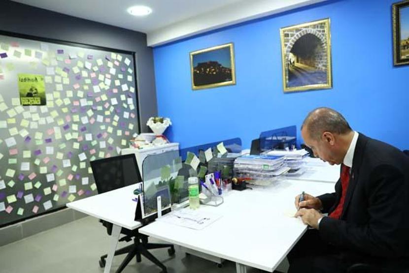 Cumhurbaşkanı Erdoğan çay pankartını görünce gençleri kırmadı