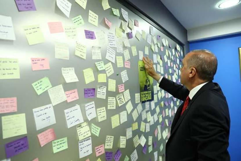Cumhurbaşkanı Erdoğan çay pankartını görünce gençleri kırmadı