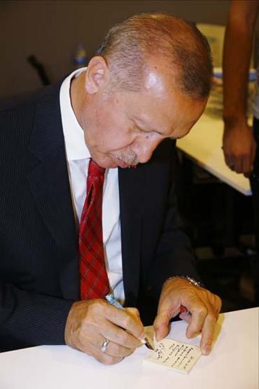 Cumhurbaşkanı Erdoğan çay pankartını görünce gençleri kırmadı