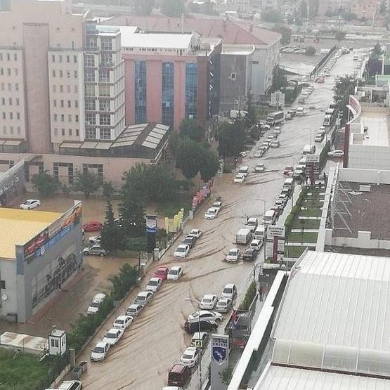 Ankarada 10 dakikalık yağış bu hale getirdi