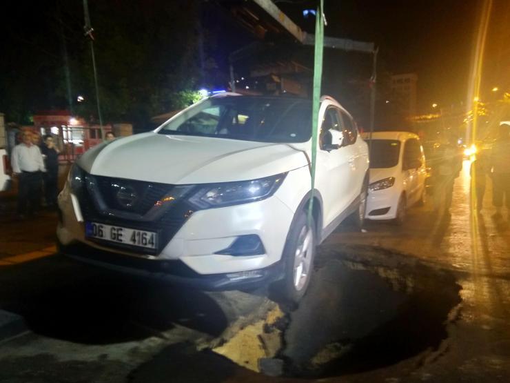 Ankarada sağanak yüzünden yol çöktü