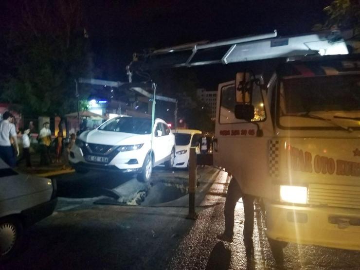 Ankarada sağanak yüzünden yol çöktü