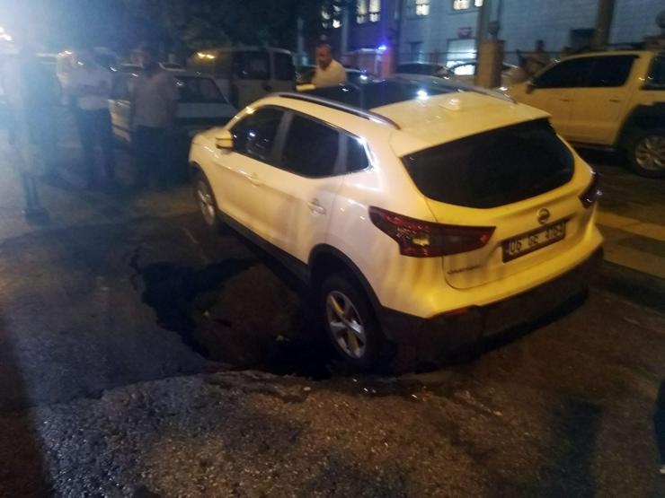 Ankarada sağanak yüzünden yol çöktü