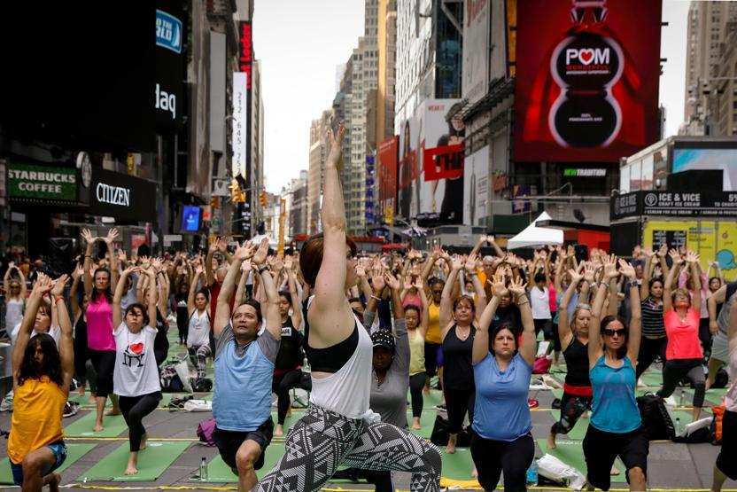 Dünya Yoga Gününde yüzlerce kişi Times Meydanında