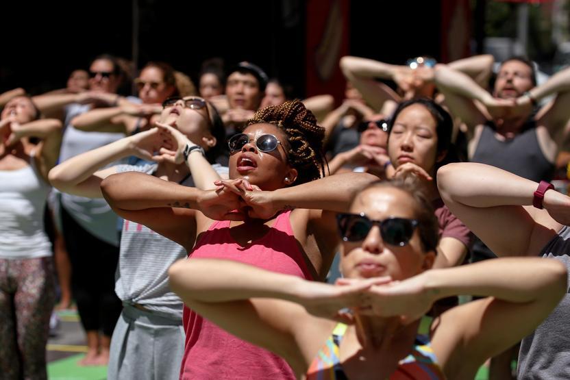 Dünya Yoga Gününde yüzlerce kişi Times Meydanında