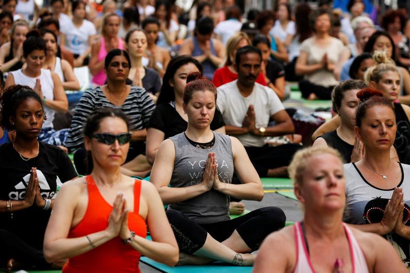 Dünya Yoga Gününde yüzlerce kişi Times Meydanında